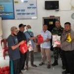 Babinsa Koramil 0201-16/TM Dampingi Masyarakat Terima Bantuan Sembako