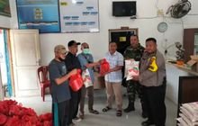 Babinsa Koramil 0201-16/TM Dampingi Masyarakat Terima Bantuan Sembako