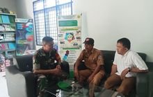 Babinsa Serda Ade Agustian Komsos Bersama Kadus Desa Binaan