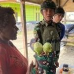 Masyarakat Senang Saat Dagangan Diborong oleh Prajurit Satgas Yonif 509 Kostrad