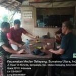 Babinsa Koramil 0201-07/MT Sertu Jf Simangunsong Komsos Bersama Warga Jalan Bunga Ester Pasar VII