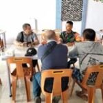 Babinsa Koramil 0201-08/MA Sertu Dedi Komsos Bersama Warga Di Wilayah Binaan