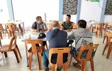 Babinsa Koramil 0201-08/MA Sertu Dedi Komsos Bersama Warga Di Wilayah Binaan