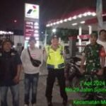 Babinsa Koramil 0201-08/MA Bersama Tiga Pilar Kelurahan Harjosari I Laksanakan Posko & Patroli Di Wilayah Binaan