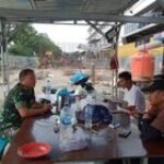 Babinsa Koramil 0201-01/MP Komsos Dengan Pekerja Bangunan