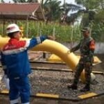 Babinsa Koramil 0201-12/HP Sertu Achyaris Dampingi Petugas PGN Cek Pipa Gas Desa Klumpang Kebun
