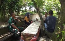 Berbaur Dengan Warga, Babinsa Koramil 0201-08/MA Sambangi Warga Di Sebuah Warung