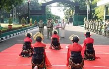 Tari Baskalan Yonarmed 1 Kostrad Sambut Pangdivif 2 Kostrad