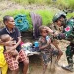 Satgas Yonif 509 Kostrad Berikan Daster dan Pelayanan Kesehatan Gratis