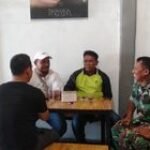 Babinsa Koramil 0201-09/MB Serma Suseno Komsos Bersama Kepala Lingkungan