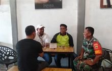 Babinsa Koramil 0201-09/MB Serma Suseno Komsos Bersama Kepala Lingkungan