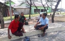 Babinsa Koramil 0201-09/MB Sertu SP. Marpaung Komsos Bersama Warga Pelihara Kekompakan & Kebersamaan