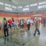Babinsa Monitoring Penyaluran Bantuan Sembako di Medan Timur Berlangsung Lancar