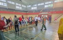 Babinsa Monitoring Penyaluran Bantuan Sembako di Medan Timur Berlangsung Lancar