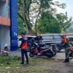 Babinsa Koramil 0201-02/MT Beraksi: Gotong Royong Bersihkan Area GOR untuk Peringatan Hari Buruh