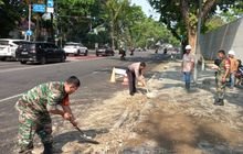 Babinsa Koramil 0201-05/MB Bersihkan Tumpahan Cairan Di Jl. Sudirman
