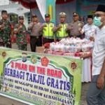 Anggota Koramil 0201-08/MA Bersama Muspika Medan Johor Berbagi Takjil Kepada Masyarakat Pengguna Jalan