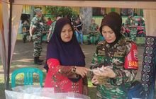 Babinsa Peltu (K) Ayu Trisna Hadiri Ikut Meriahkan Bazar TNI Hadir Bersama Warga Binaan