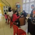 Komsos Babinsa Koramil 0201-02/MT dengan Kasi Pemerintahan Kelurahan Gaharu Bahas Data Kependudukan