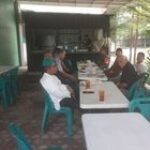 Setelah Sholat Jumat, Babinsa Serda Masril Tetap Jalin Komsos Bersama Warga Binaan