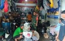 Kunjungi Bengkel Sepeda Motor, Babinsa Serda Ahmad Suyadi Tumbuhkan Kedekatan Bersama Warga Binaan