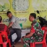 Kedekatan Babinsa Koramil 0201-01/MP Serma Imansyah Komsos Bersama Warga Jadi Binaanya