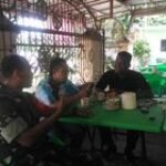 Babinsa Kelurahan Sunggal Komsos Bersama Tokoh Pemuda Wilayah Binaan Kedai Pak Bowo