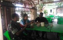 Babinsa Kelurahan Sunggal Komsos Bersama Tokoh Pemuda Wilayah Binaan Kedai Pak Bowo