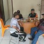 Berkunjung Ke Kantor Lurah, Babinsa Koramil 0201-08/MA Komsos Dengan Perangkat Lurah