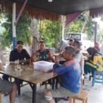 Jalin Kebersamaan, Babinsa Koramil 0201-08/MA Berbaur Di Warung Kopi Bersama Warga