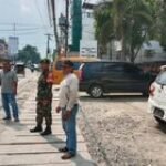 Serda Adi Winarto Pantau Situasi Posko Keamanan pada Peringatan Hari Buruh di Kelurahan Sei Kera Hulu