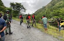 Satgas Yonif 721 Turun Tangan, Evakuasi Korban Kecelakaan