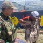 Generasi Muda Papua Bersemangat, Satgas Yonif 509 Kostrad Berikan Bantuan Dana Sekolah dan Pakaian
