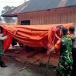 Babinsa Koramil 0201-05/MB Gotong Royong Dirikan Tenda Darurat Untuk Korban Kebakaran