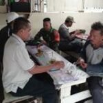 Ngobrol Santai Di Warung Kopi, Babinsa Berikan Pesan Kepada Warga Biaannya