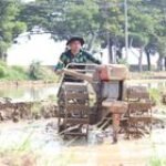 Perwira Menengah TNI-AD Terjun Langsung Siapkan Lahan Pertanian Seorang Diri