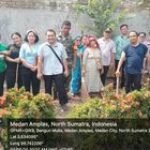 Anggota Koramil 0201-08/MA Ikut Gotong Royong Pembersihan Taman PKK