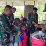 Rayakan Hardiknas, Satgas Yonif 503 Kostrad Makan Bersama Murid Sekolah Rimba
