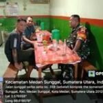 Tidak Melihat Waktu Malam Hari, Babinsa Tetap Manfaatkan Warung Bakso Untuk Bincang Dengan Warga