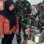 Satgas Yonarmed 10 Kostrad Ajarkan Ibu - Ibu Pembuatan Makanan Olahan Tradisional