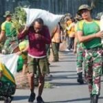 Peringati Hari Bumi, Prajurit Yonarmed 11 Kostrad Bersihkan Saluran Irigasi