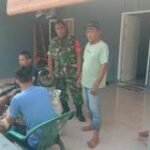 Kedekatan Babinsa Koramil 0201-01/MP, Komsos Bersama Warga Yang Menjadi Binaanya
