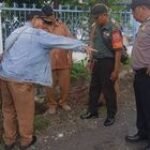 Babinsa Pelda Dian Christianto Bersama Kades Selesaikan Masalah Pembangunan Desa Bersama Warga