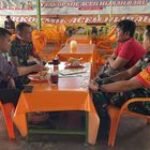Babinsa Koramil 0201-07/MT Komsos Bersama Seklur Warkop Mie Aceh Hijrah