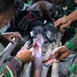 Pemuda Desa Wombru Terluka Akibat Sabetan Parang, Pertolongan dari Tim Kesehatan Satgas Yonif 323 Kostrad