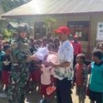 Satgas Yonif 432 Kostrad Gelar Upacara & Bagikan Baju Sekolah Gratis Peringatan Hardiknas di Papua