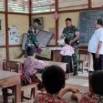 Tingkatkan Semangat Belajar, Satgas Yonarmed 10 Kostrad Bagikan Buku Tulis Pada Siswa di Perbatasan