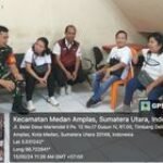 Komsos Dengan Warga Di Kantor Lurah, Babinsa Berikan Himbauan Tentang Turut Menjaga Kamtibmas
