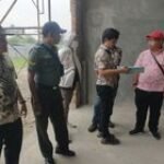 Babinsa Dampingi Kegiatan Pembongkaran Bangunan Tidak Sesuai SIMB