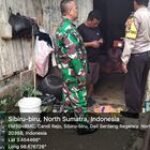 Babinsa Koramil 0201-14/PB Bersama Babinkamtibmas dan Aparat Desa Ajak Warga Jaga Kebersihan Lingkungan
